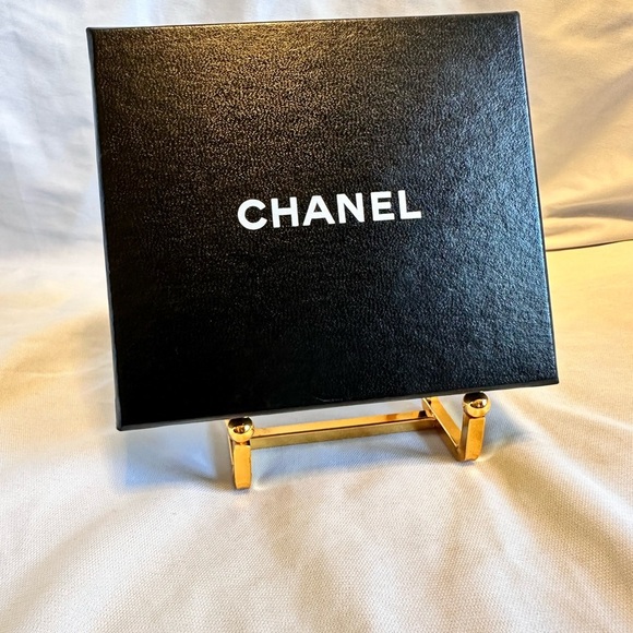 CHANEL BLACK PATENT LEATHER CARD CASE. EUC: Comes with box, card and cloth. - Picture 11 of 11